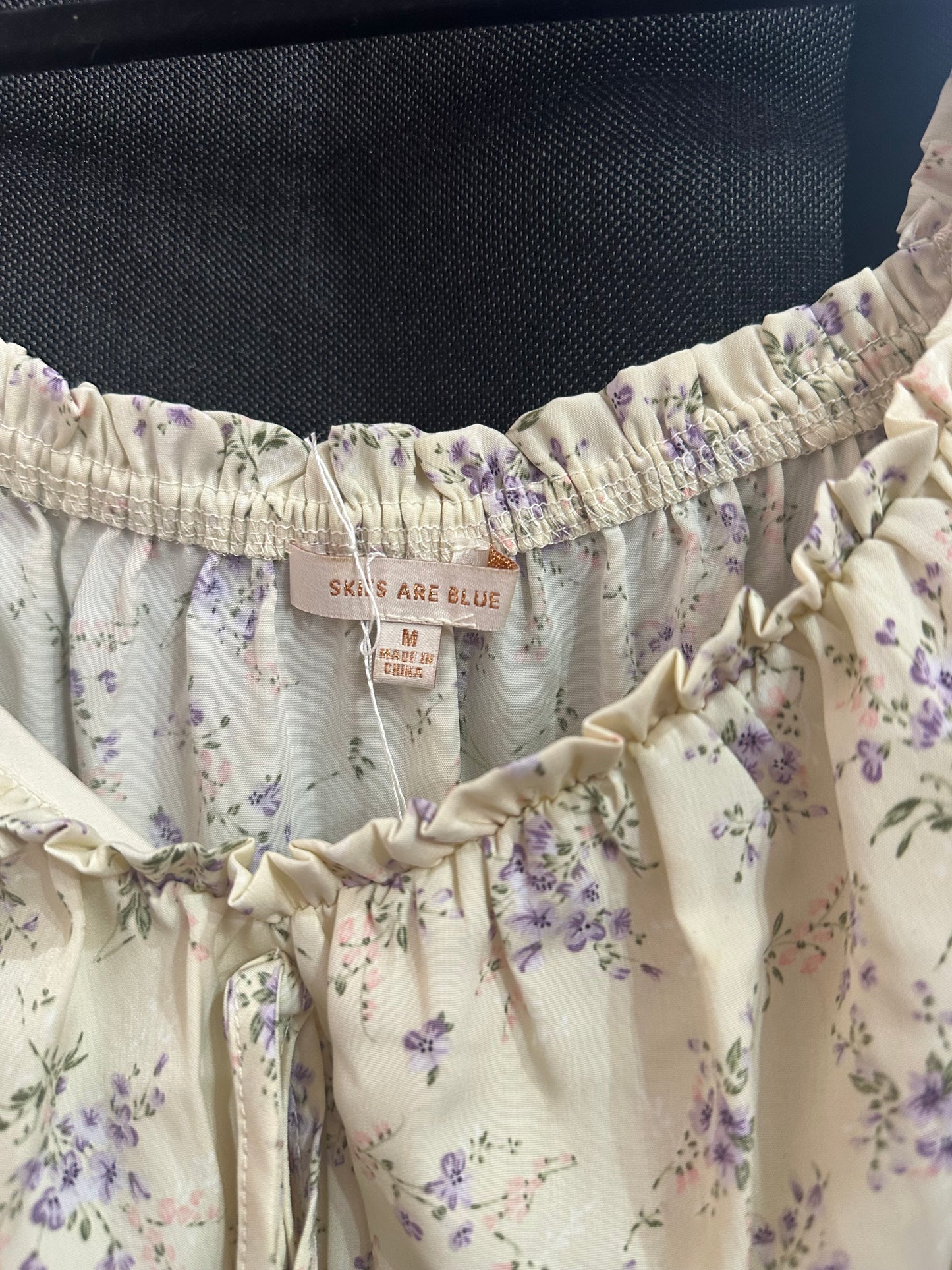 Skies are blue size medium cropped top