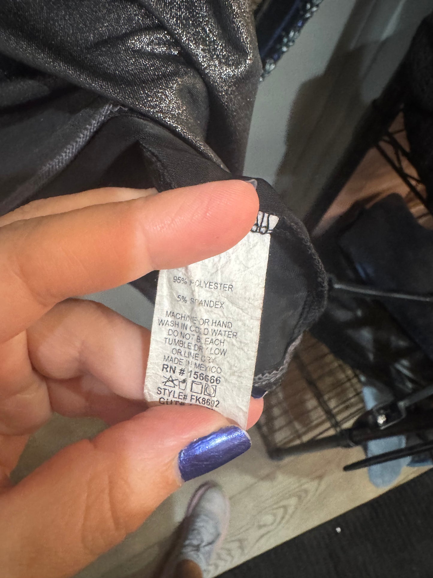 Free Kisses Tshirt - VNECK with Shimmer - Size Medium