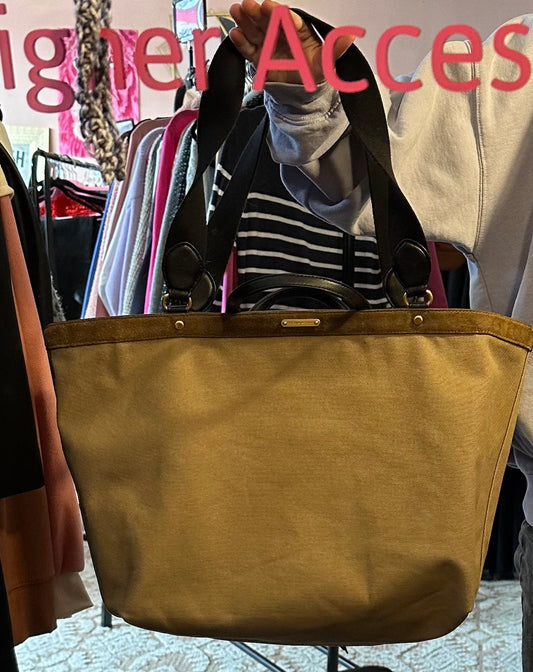 Gently used handbag. So spacious.
