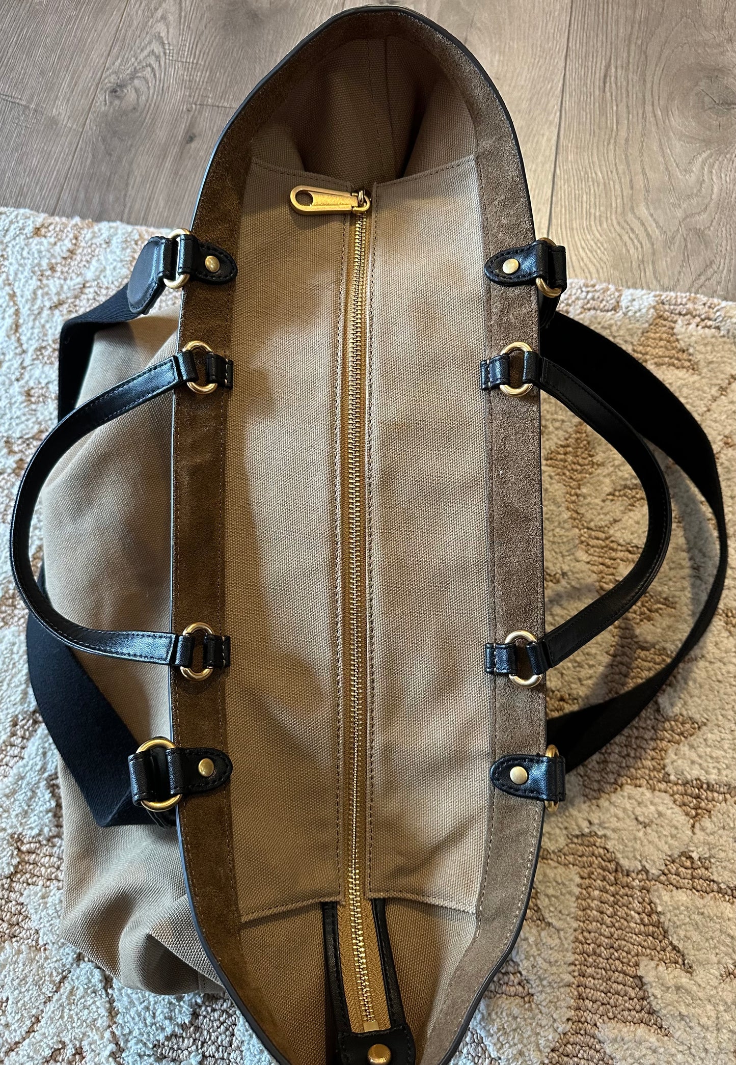 Gently used handbag. So spacious.