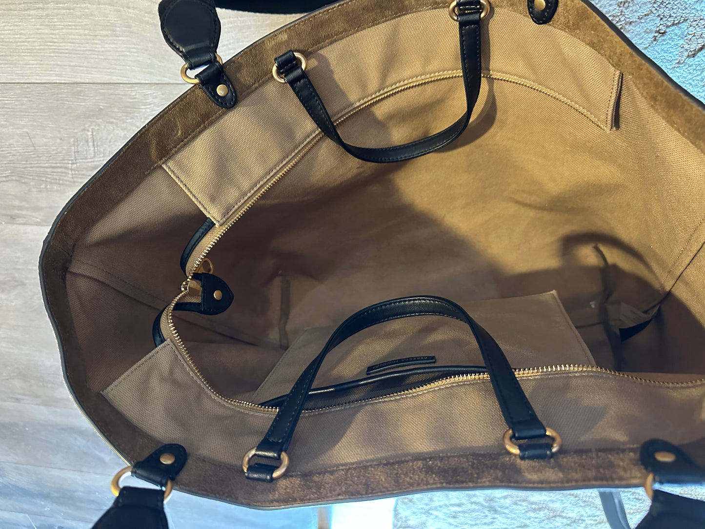 Gently used handbag. So spacious.