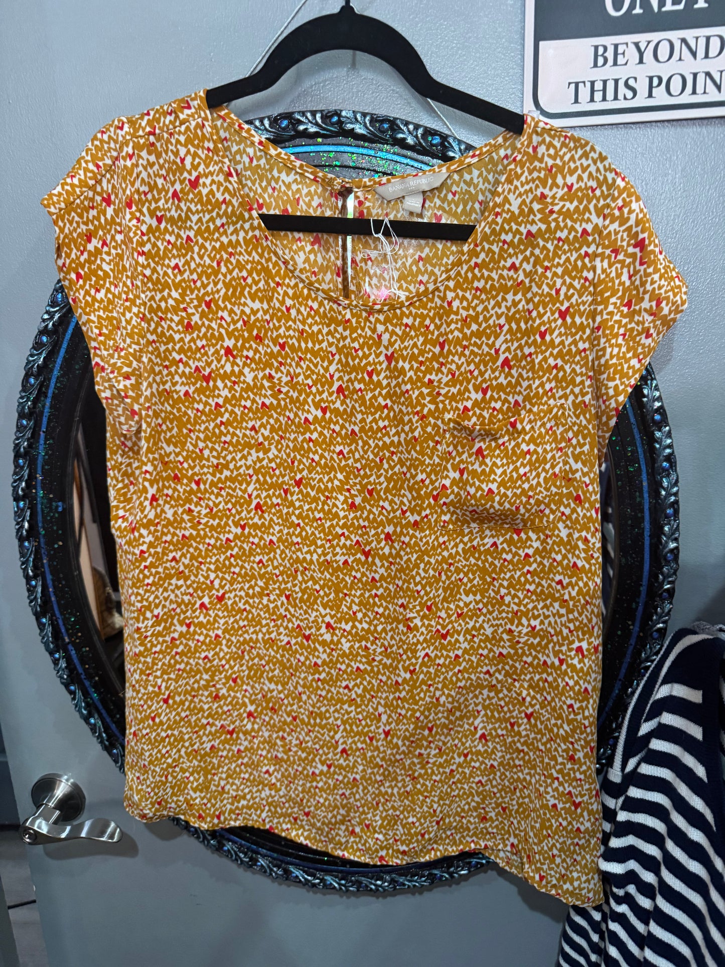 Banana Republic Size Large Tshirt