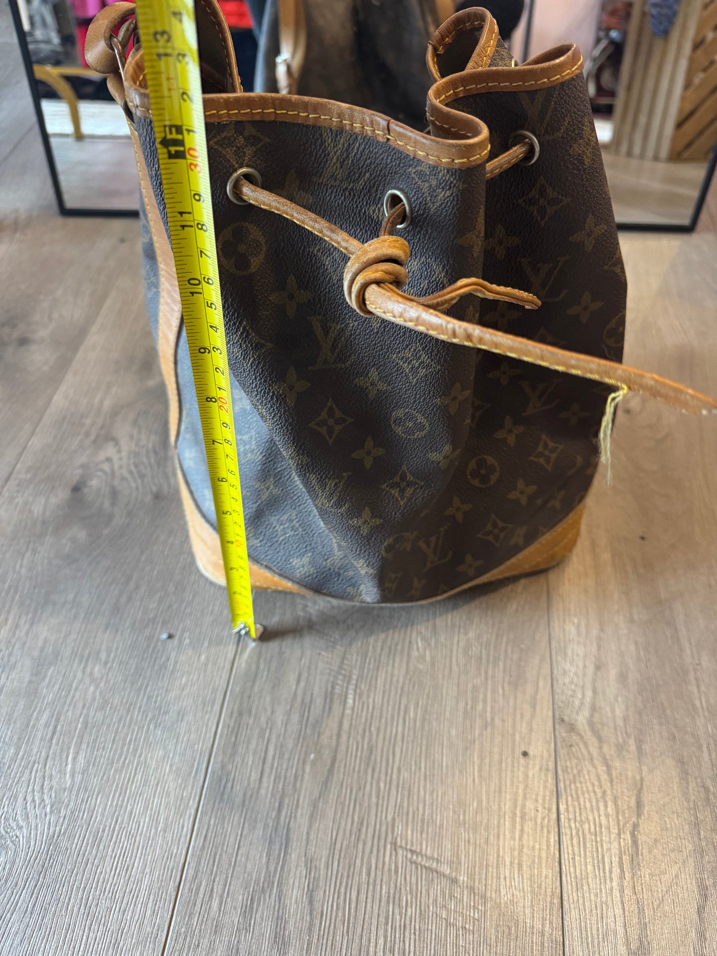 Preloved authentic Louis Vuitton bag!