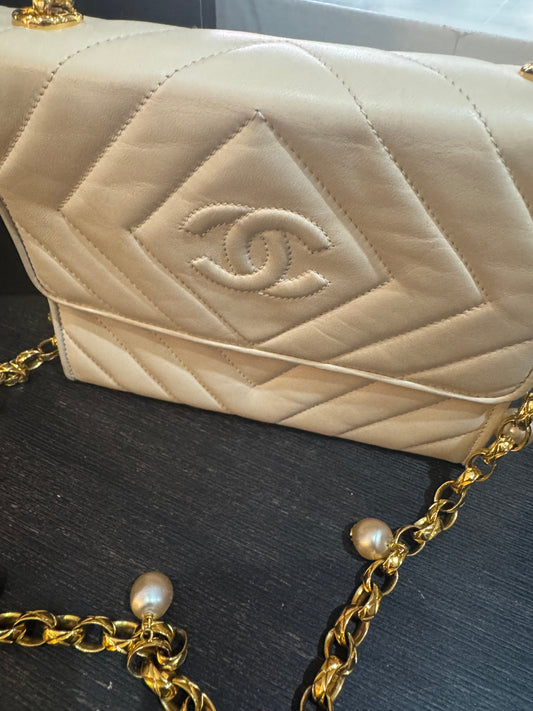 Vintage Cream Color CHANEL Bag - Autentic