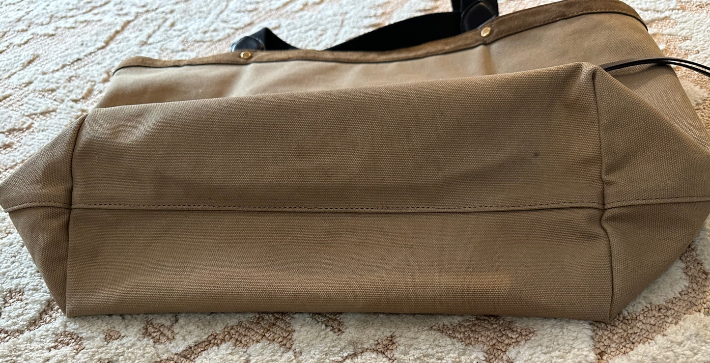 Gently used handbag. So spacious.