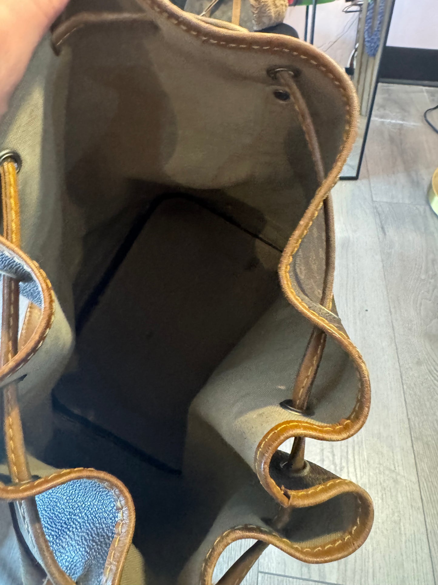 Preloved authentic Louis Vuitton bag!